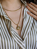 Collar con colgante de perla y cruz. Elegante y versátil, perfecto como regalo de aniversario.