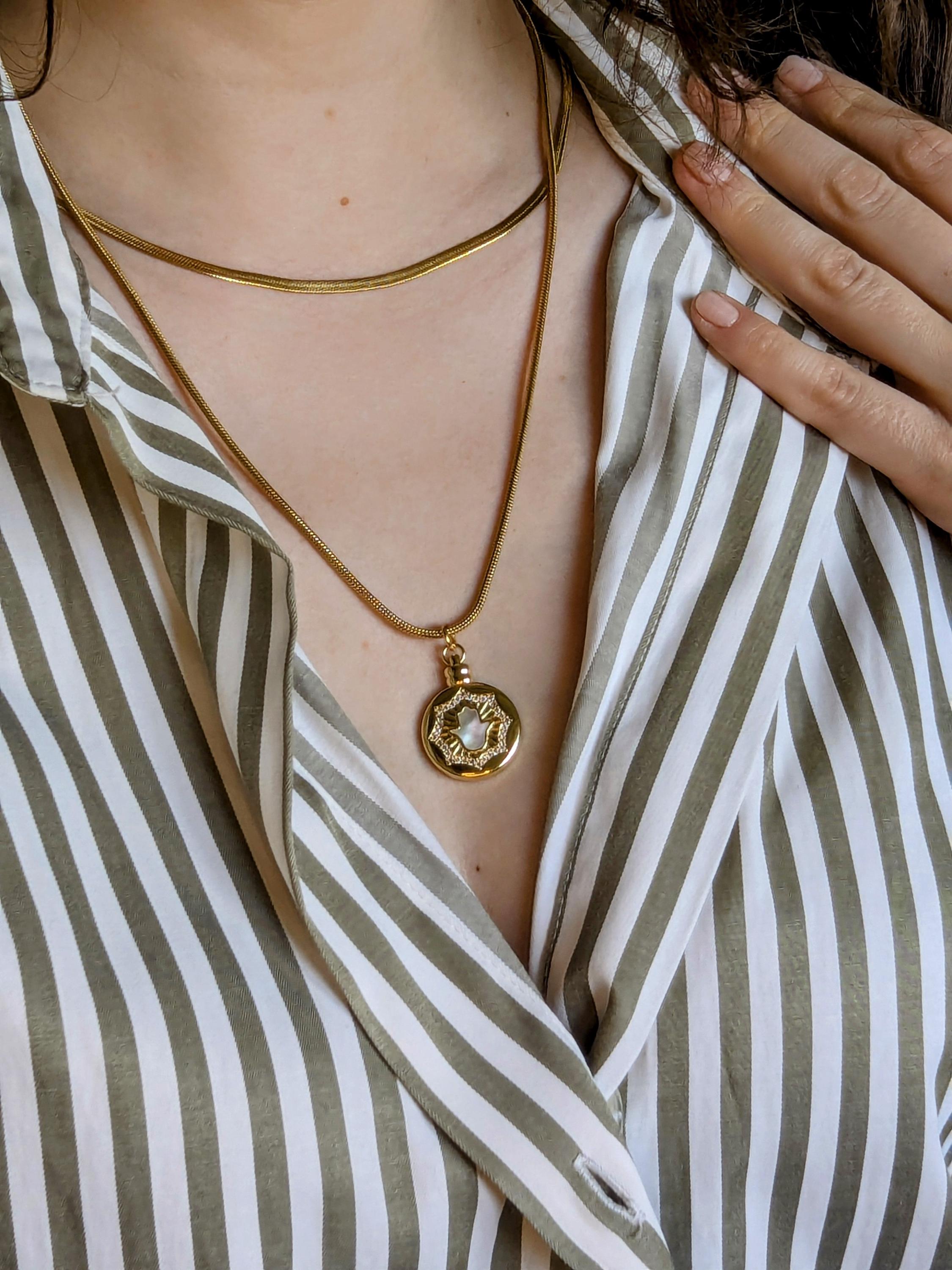 Collar con colgante de perla y cruz. Elegante y versátil, perfecto como regalo de aniversario.