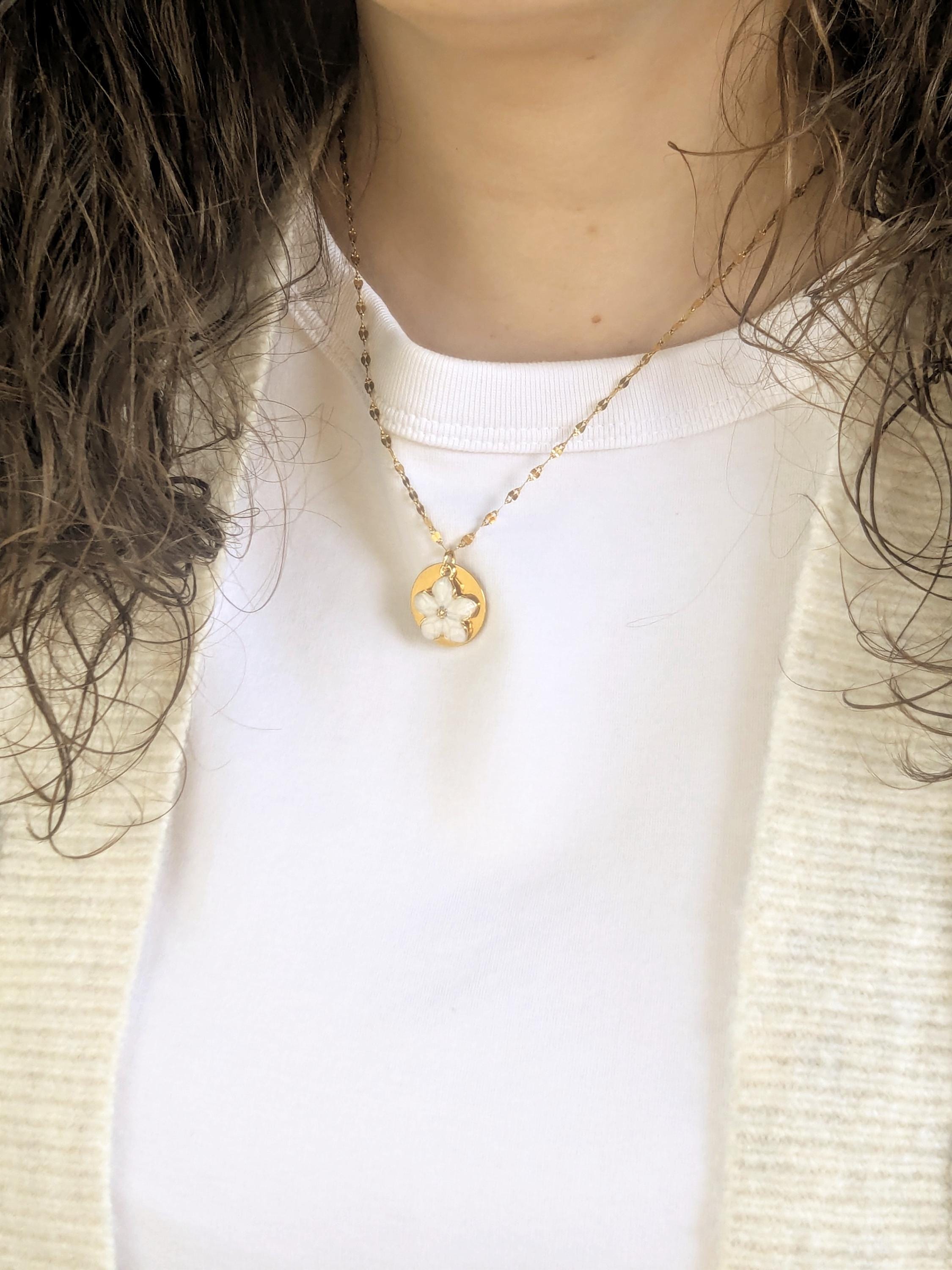 Collar con nombre grabado y colgante de flor personalizado.